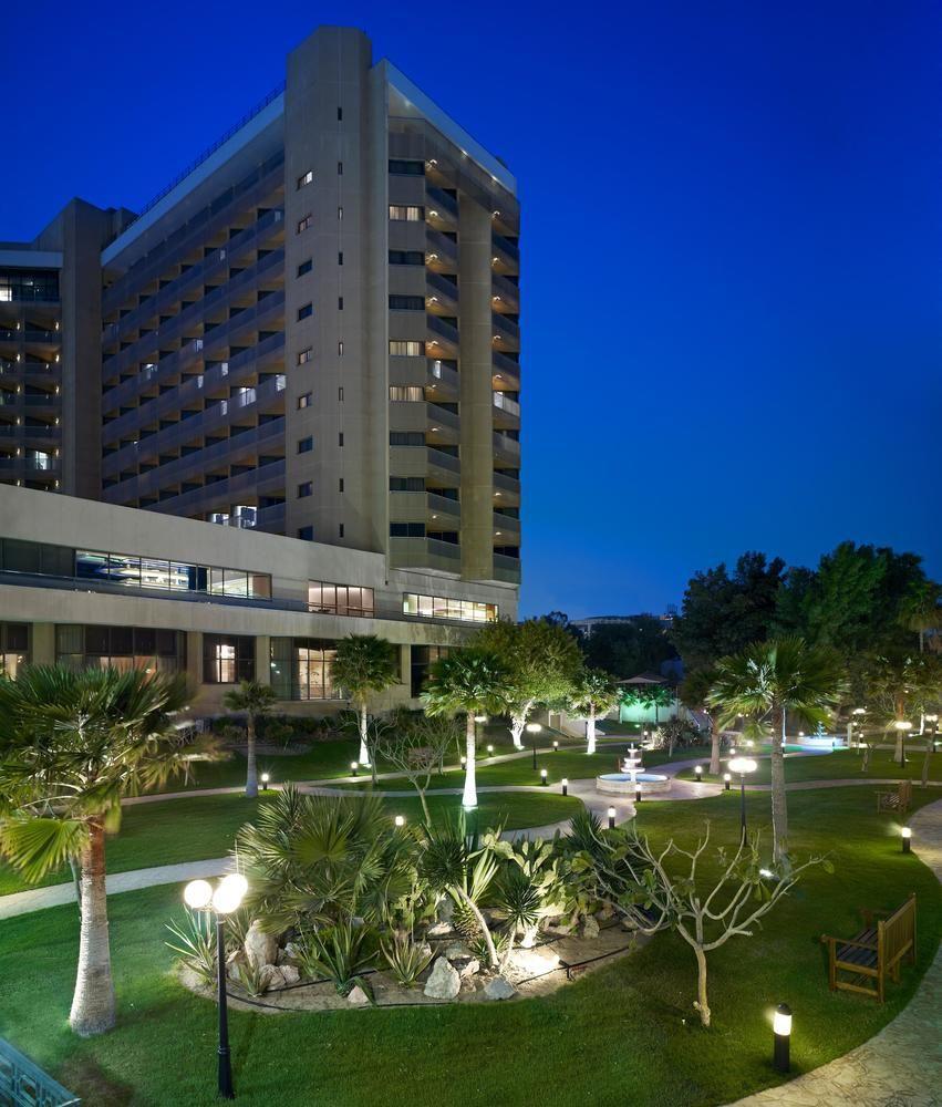 Le Meridien Khobar Bagian luar foto The campus at night