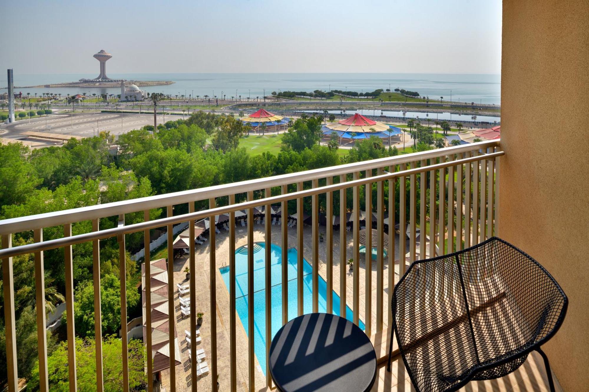Le Meridien Khobar Bagian luar foto View from a balcony at the Ocean Reef Club