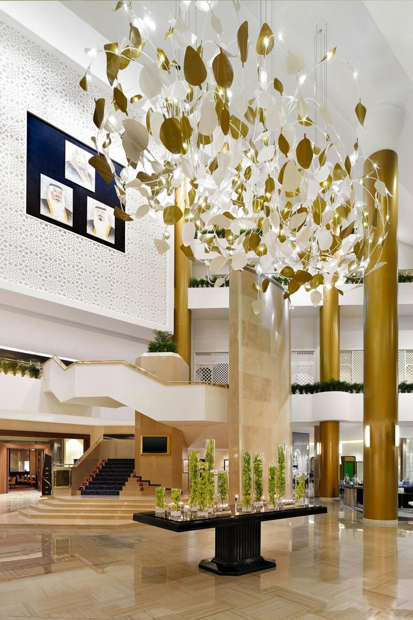 Le Meridien Khobar Bagian luar foto The interior of the hotel