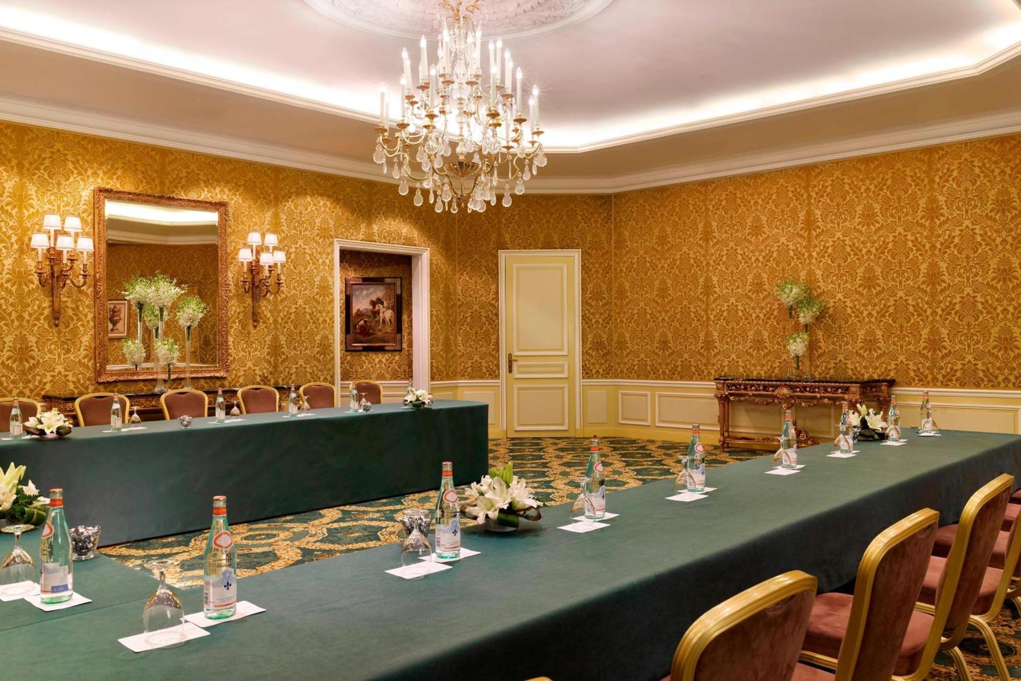 Le Meridien Khobar Bagian luar foto The meeting room of the G7