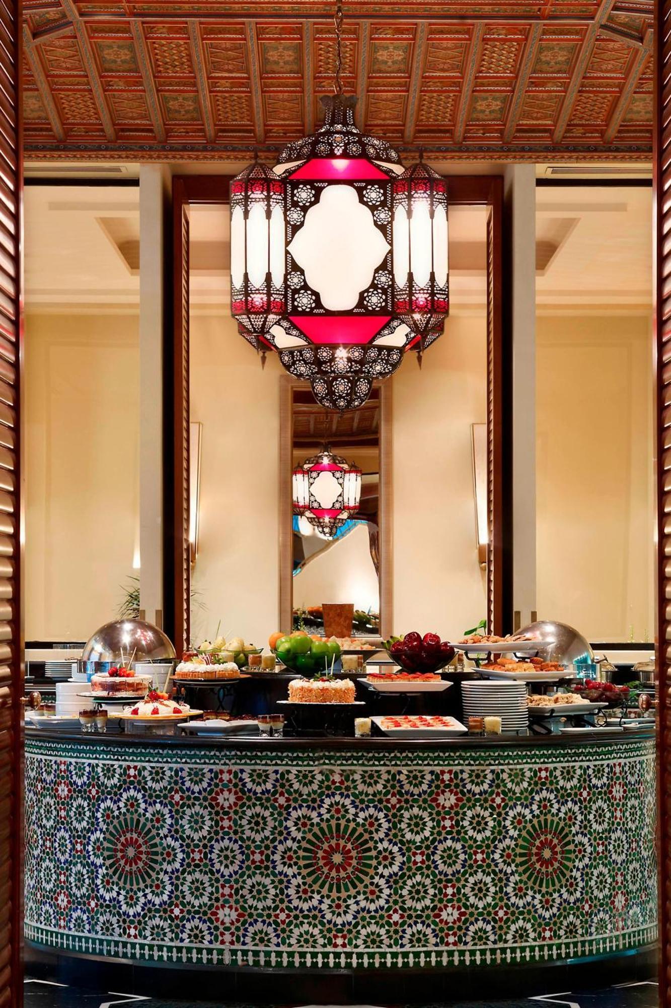 Le Meridien Khobar Bagian luar foto A buffet at a hotel