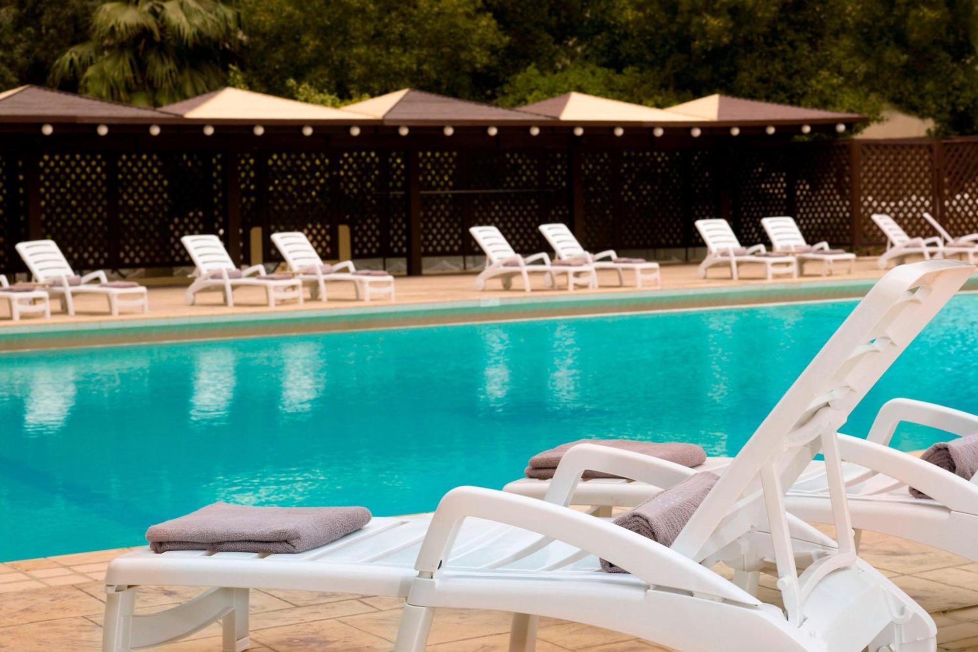 Le Meridien Khobar Bagian luar foto The pool at the hotel