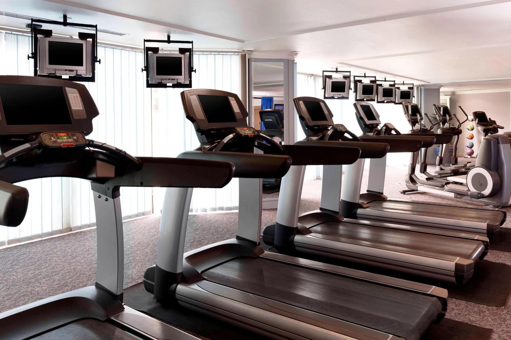 Le Meridien Khobar Bagian luar foto A row of treadmills