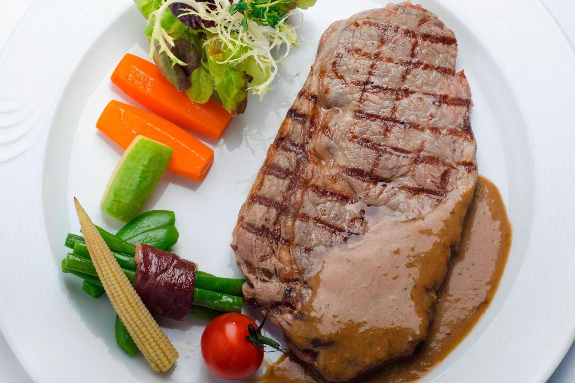 Le Meridien Khobar Bagian luar foto A steak with vegetables