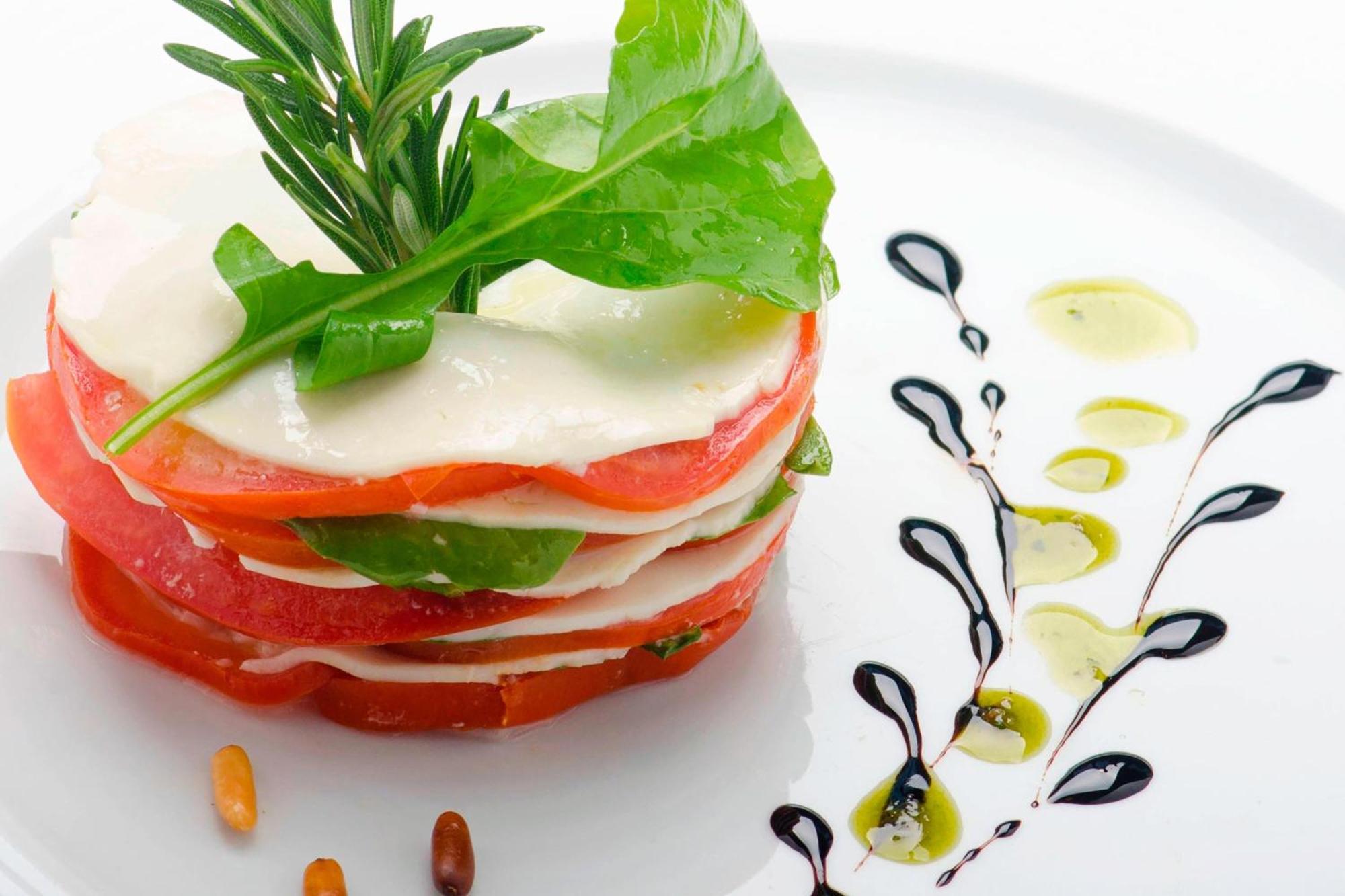 Le Meridien Khobar Bagian luar foto A caprese salad