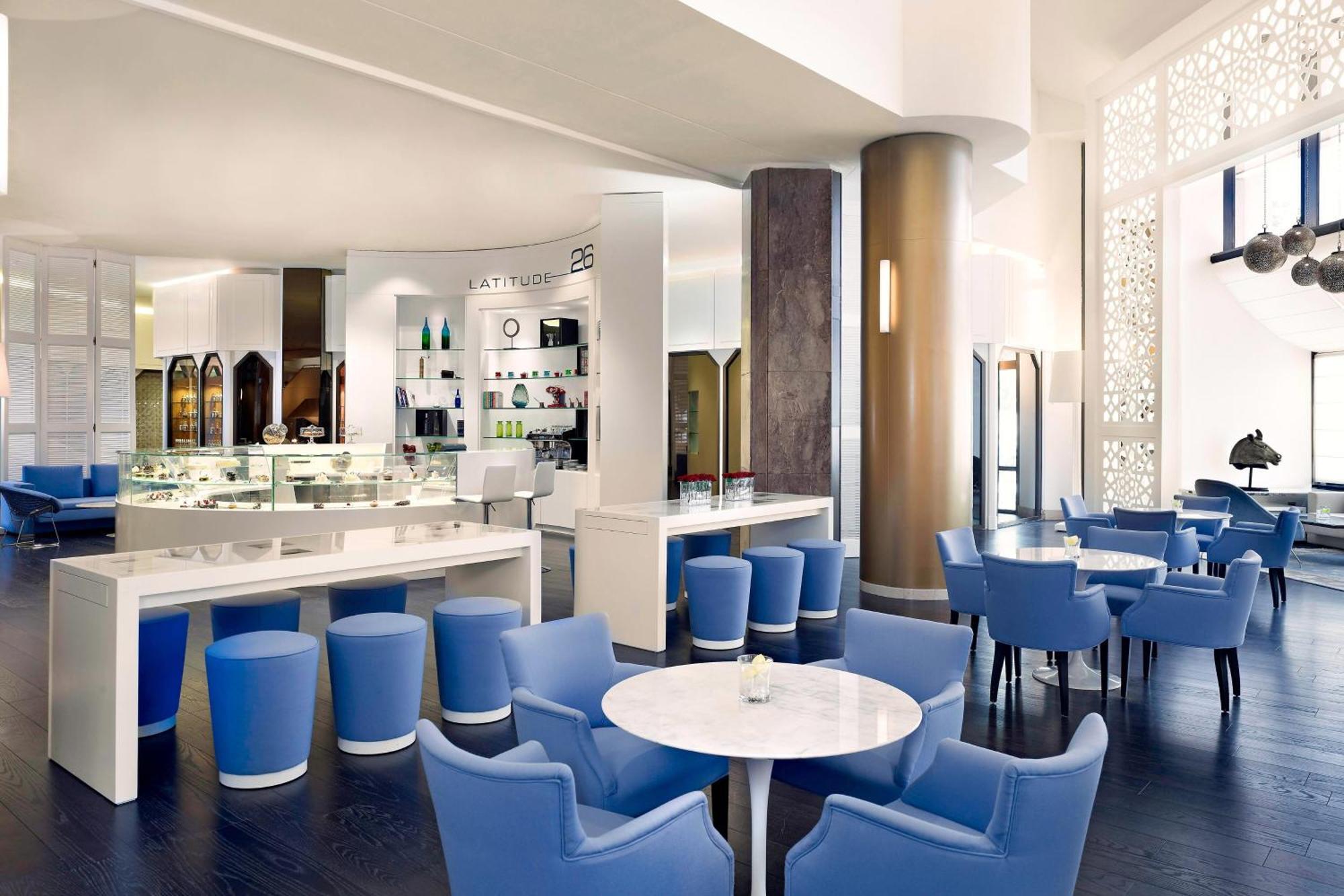 Le Meridien Khobar Bagian luar foto The lounge at the airport