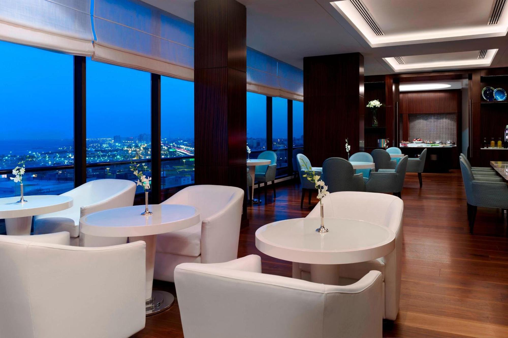 Le Meridien Khobar Bagian luar foto Club Lounge at the 36th floor