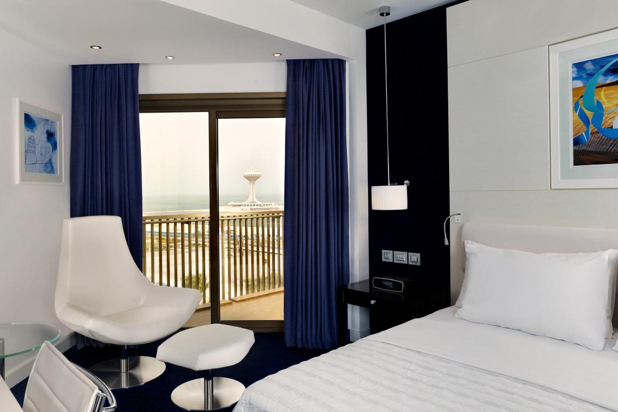 Le Meridien Khobar Bagian luar foto A room at the hotel