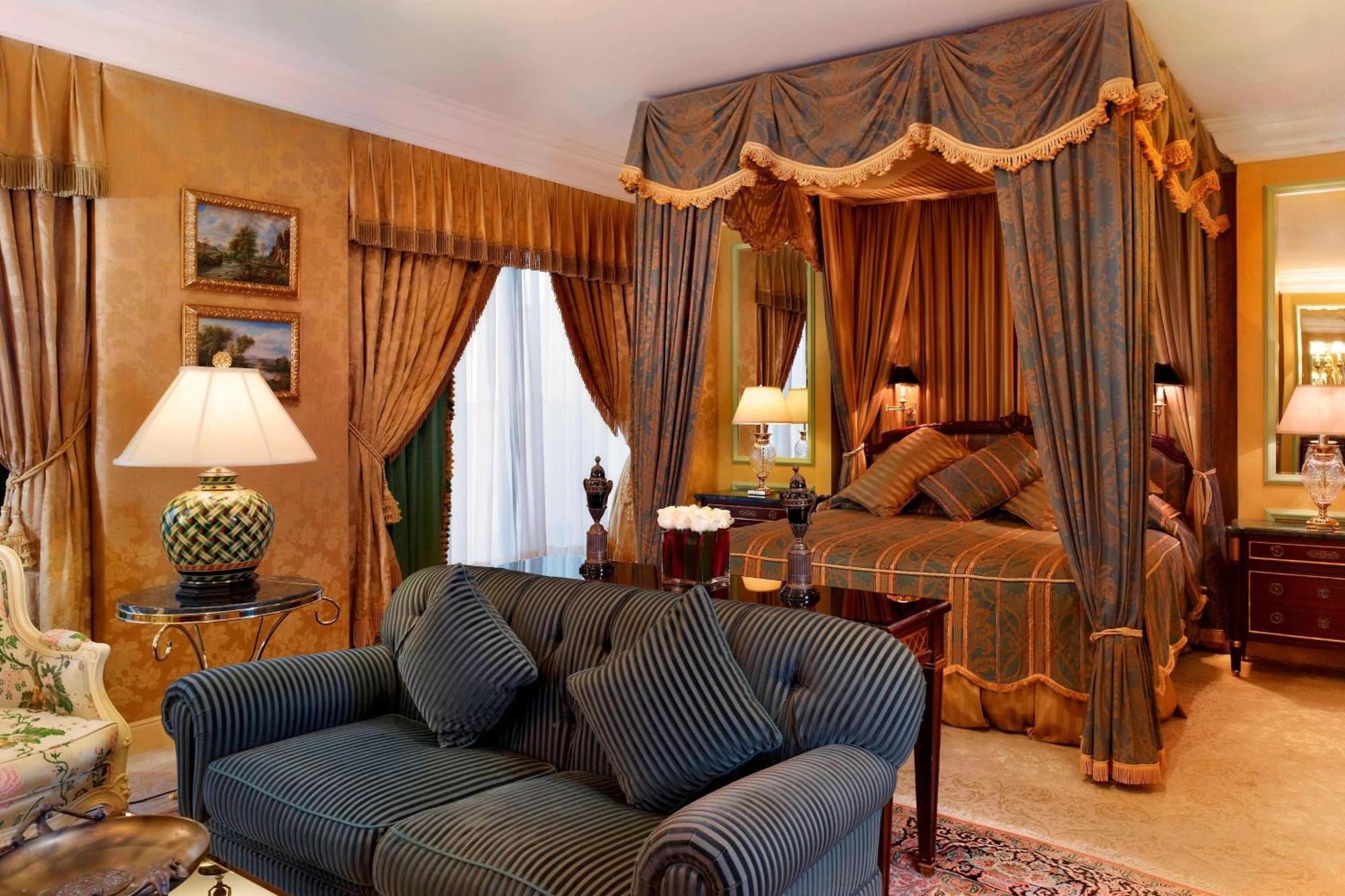 Le Meridien Khobar Bagian luar foto A suite at the hotel