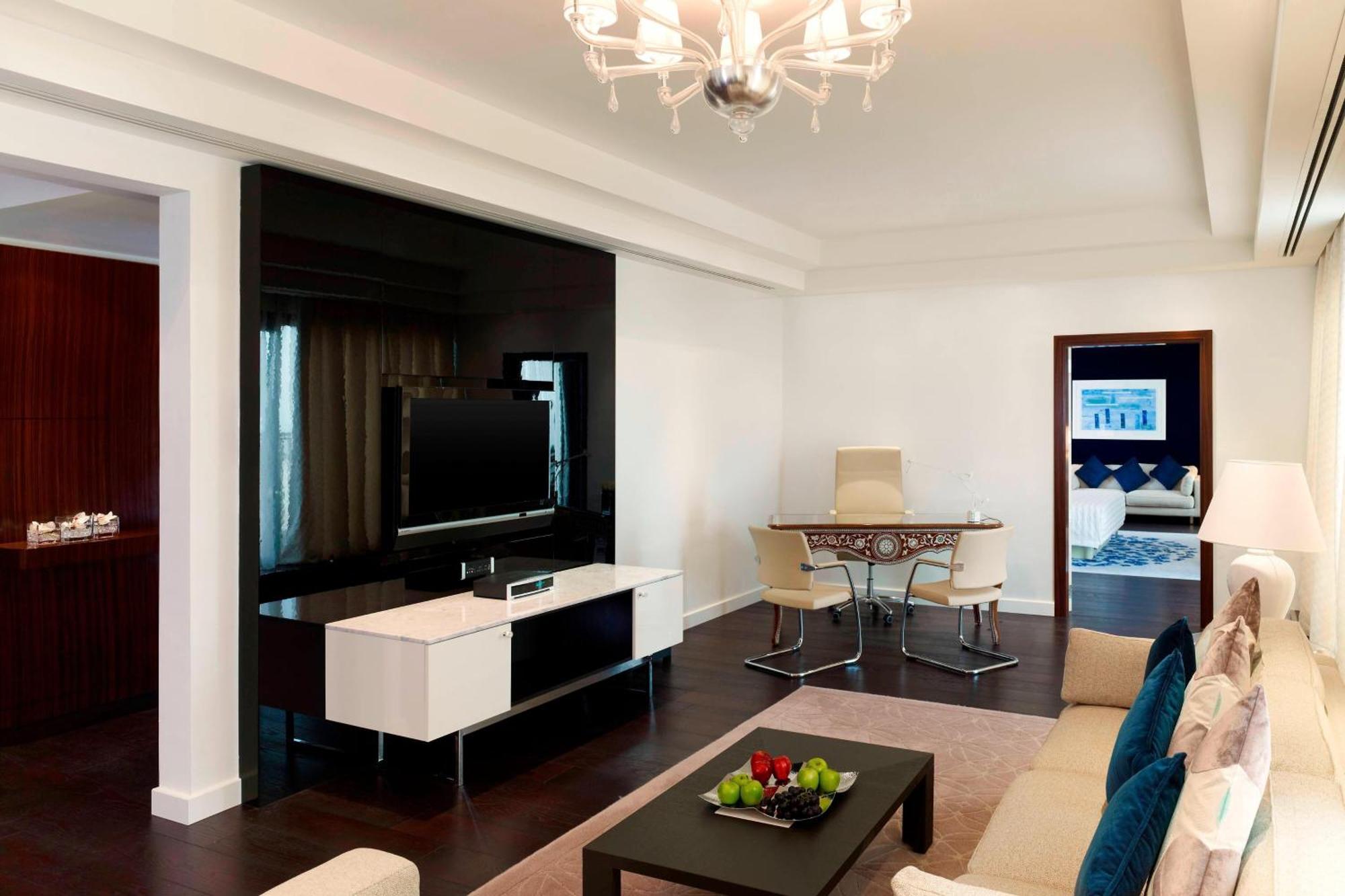 Le Meridien Khobar Bagian luar foto A living room in a suite at the Ritz-Carlton, Moscow