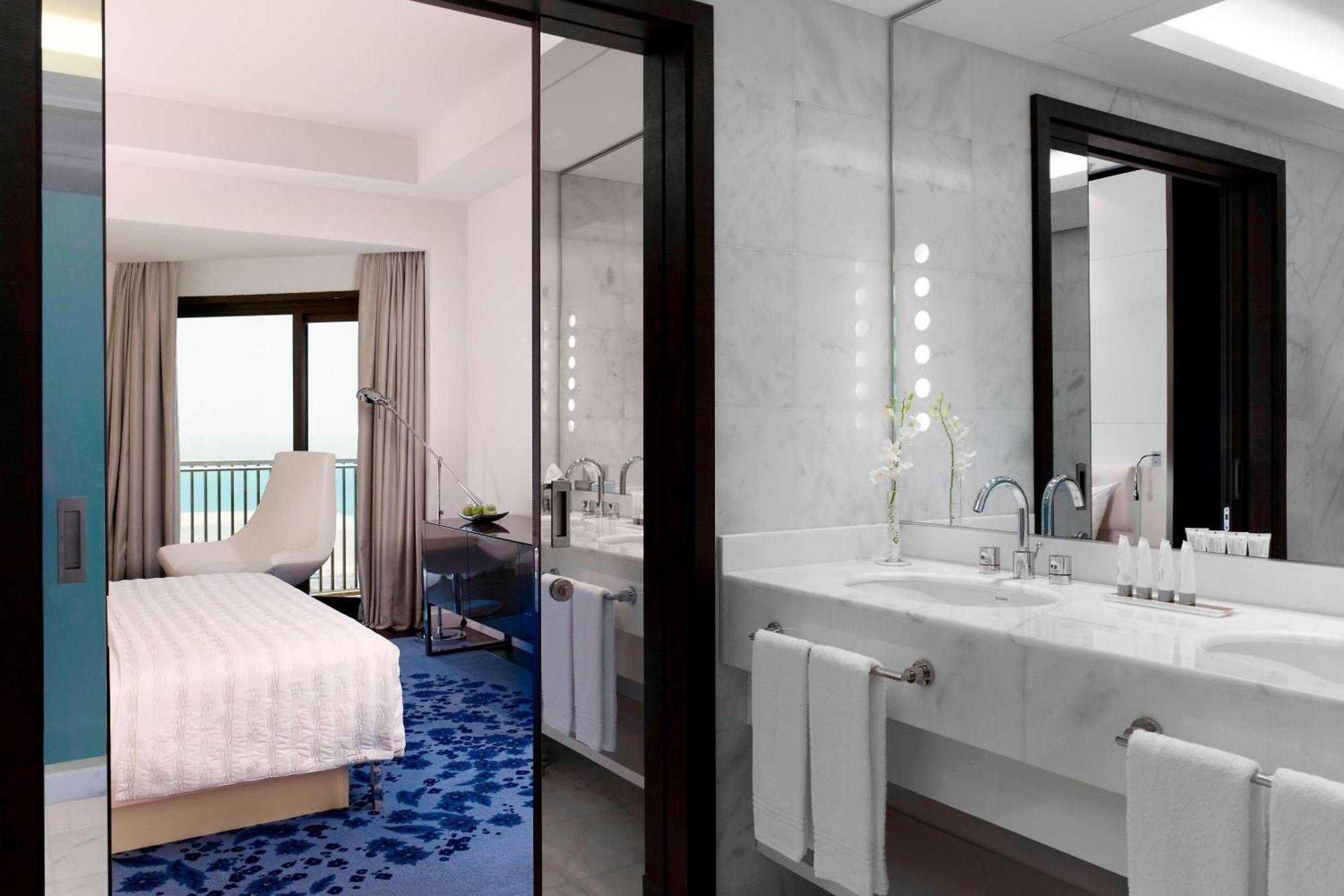 Le Meridien Khobar Bagian luar foto A guest room at the hotel