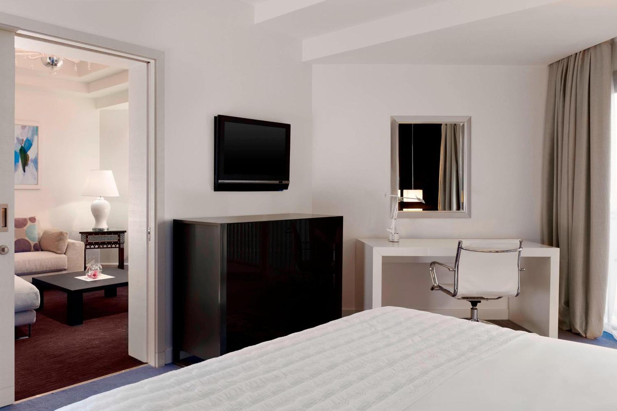 Le Meridien Khobar Bagian luar foto A typical bedroom in a typical hotel