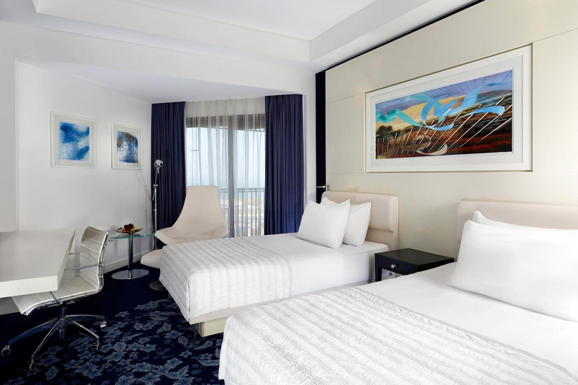Le Meridien Khobar Bagian luar foto A room at the hotel