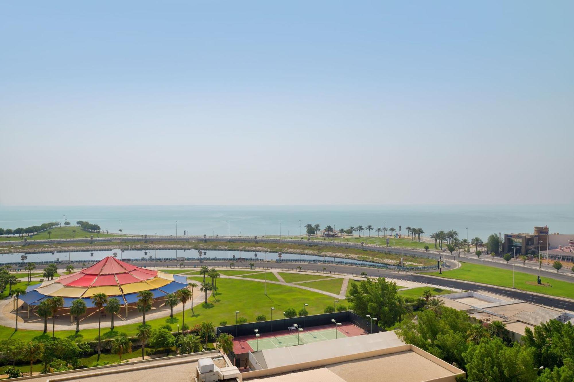 Le Meridien Khobar Bagian luar foto View of the stadium from the hotel