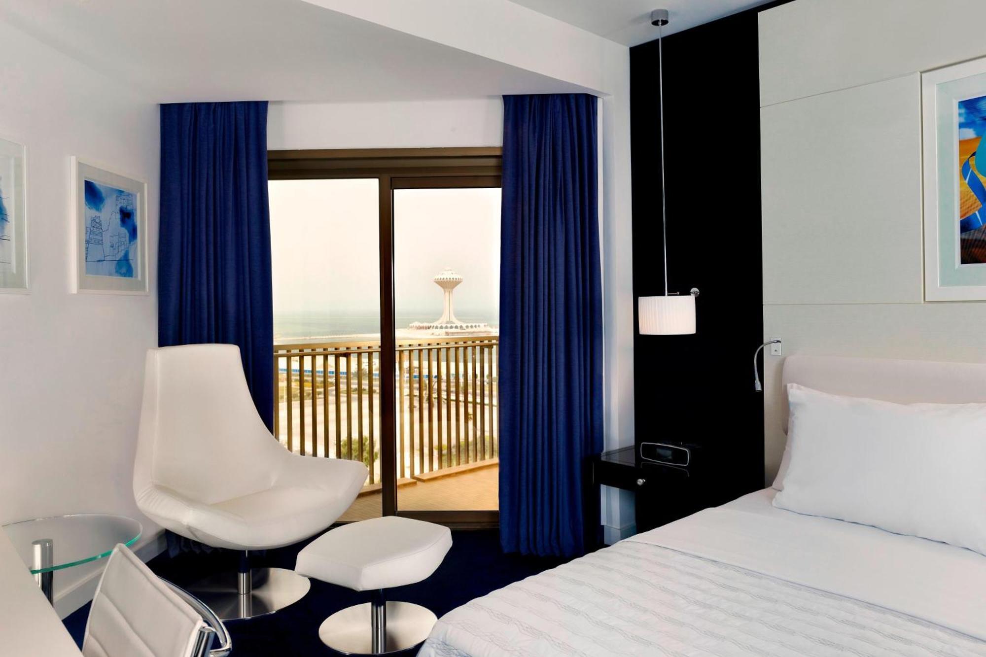 Le Meridien Khobar Bagian luar foto A room at the hotel