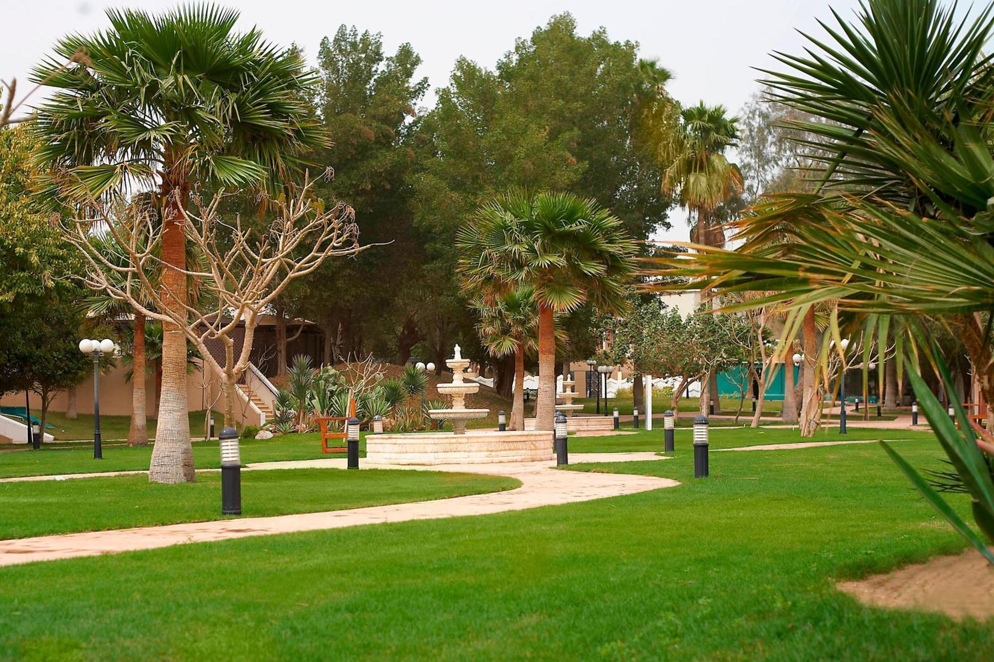 Le Meridien Khobar Bagian luar foto The park of the hotel